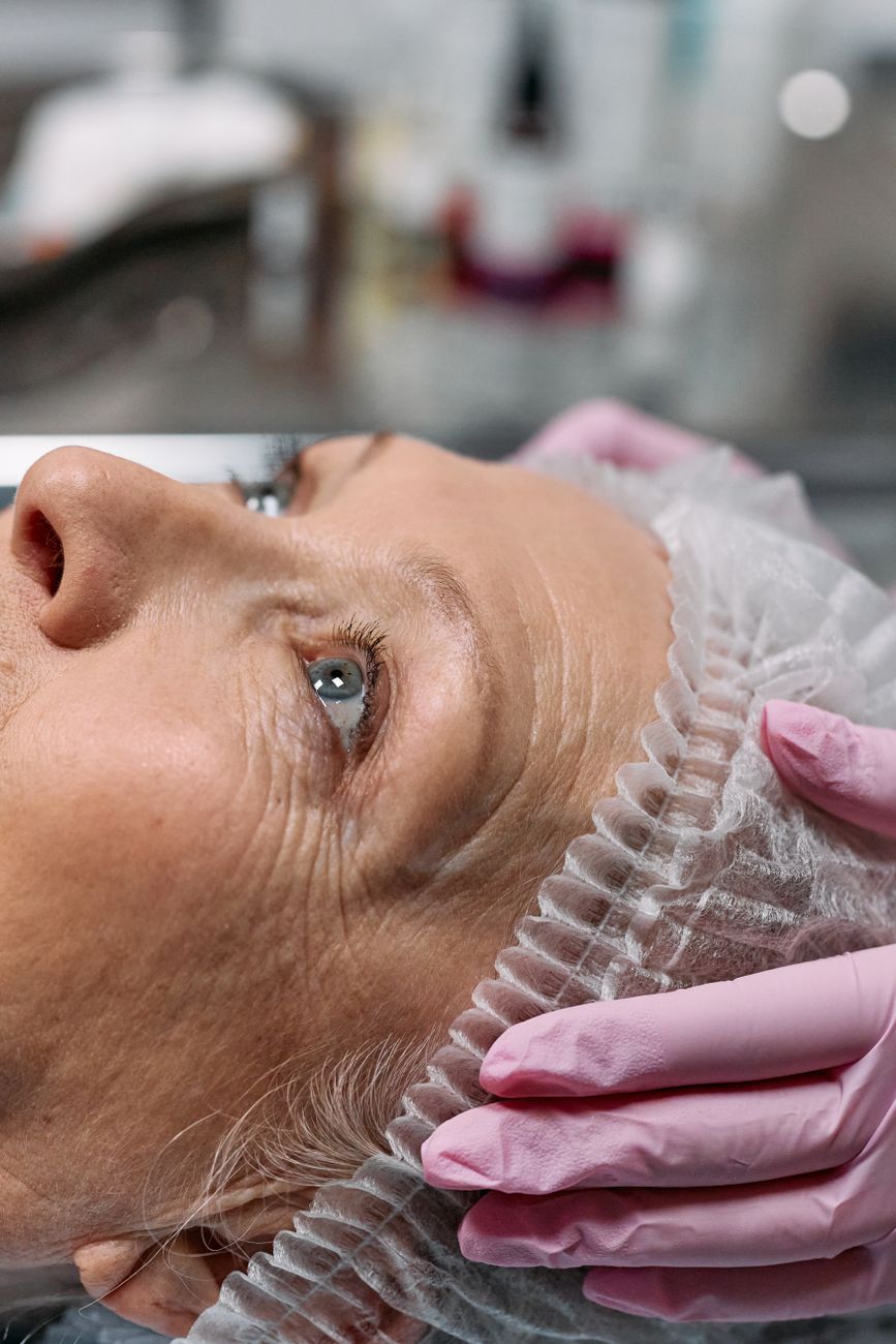 gros plan sur une femme agee recevant un traitement facial en spa a l interieur favorisant la relaxation et la sante de la peau