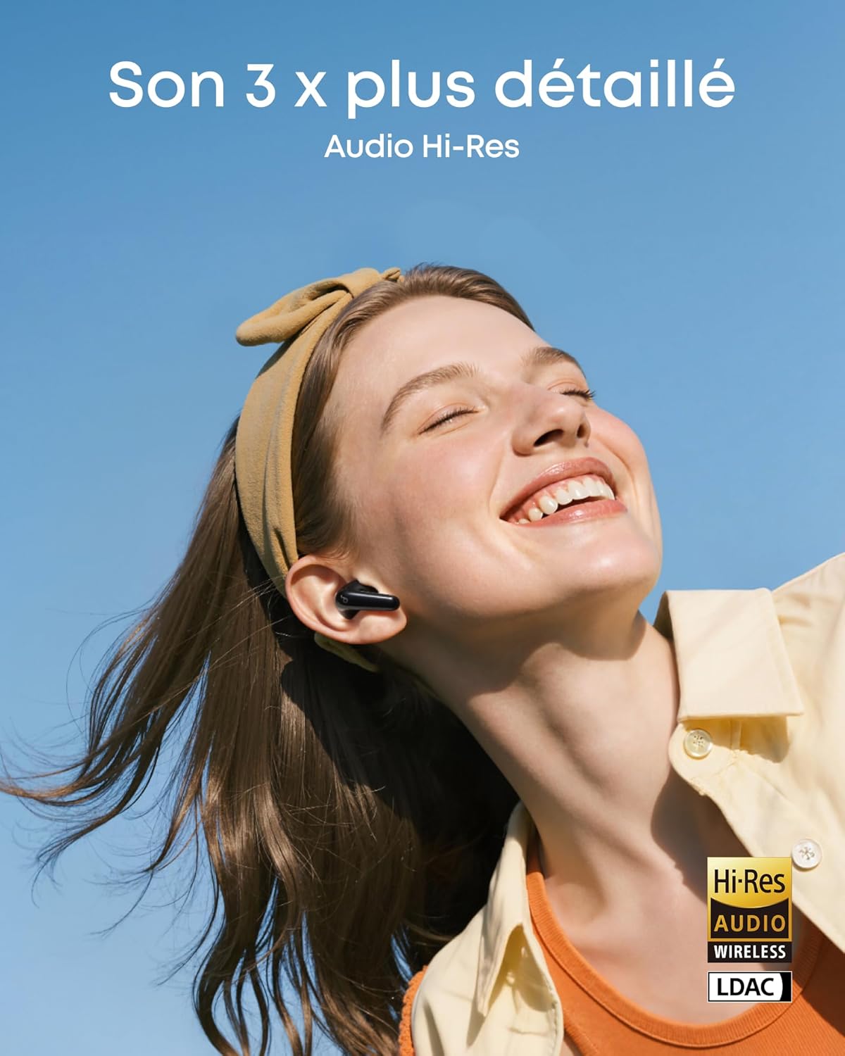 Femme écoutant de la musique avec les écouteurs P31i