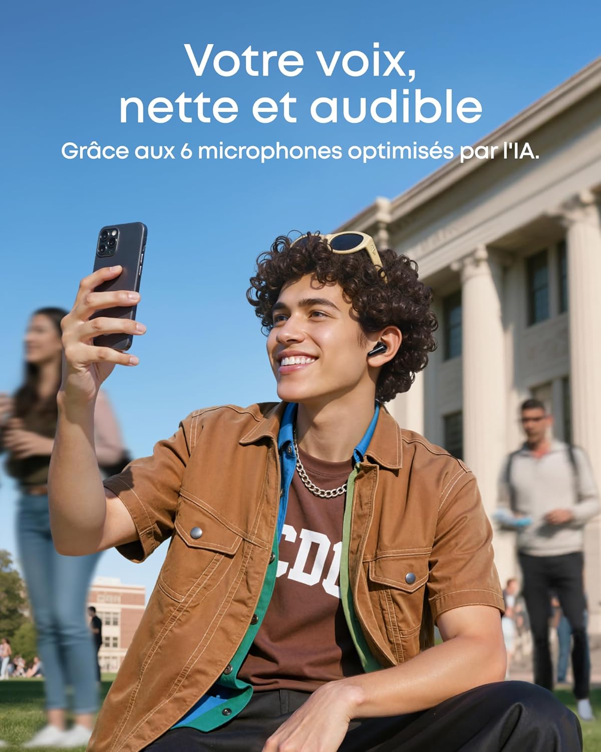 Homme téléphonant dans la rue avec les écouteurs P31i