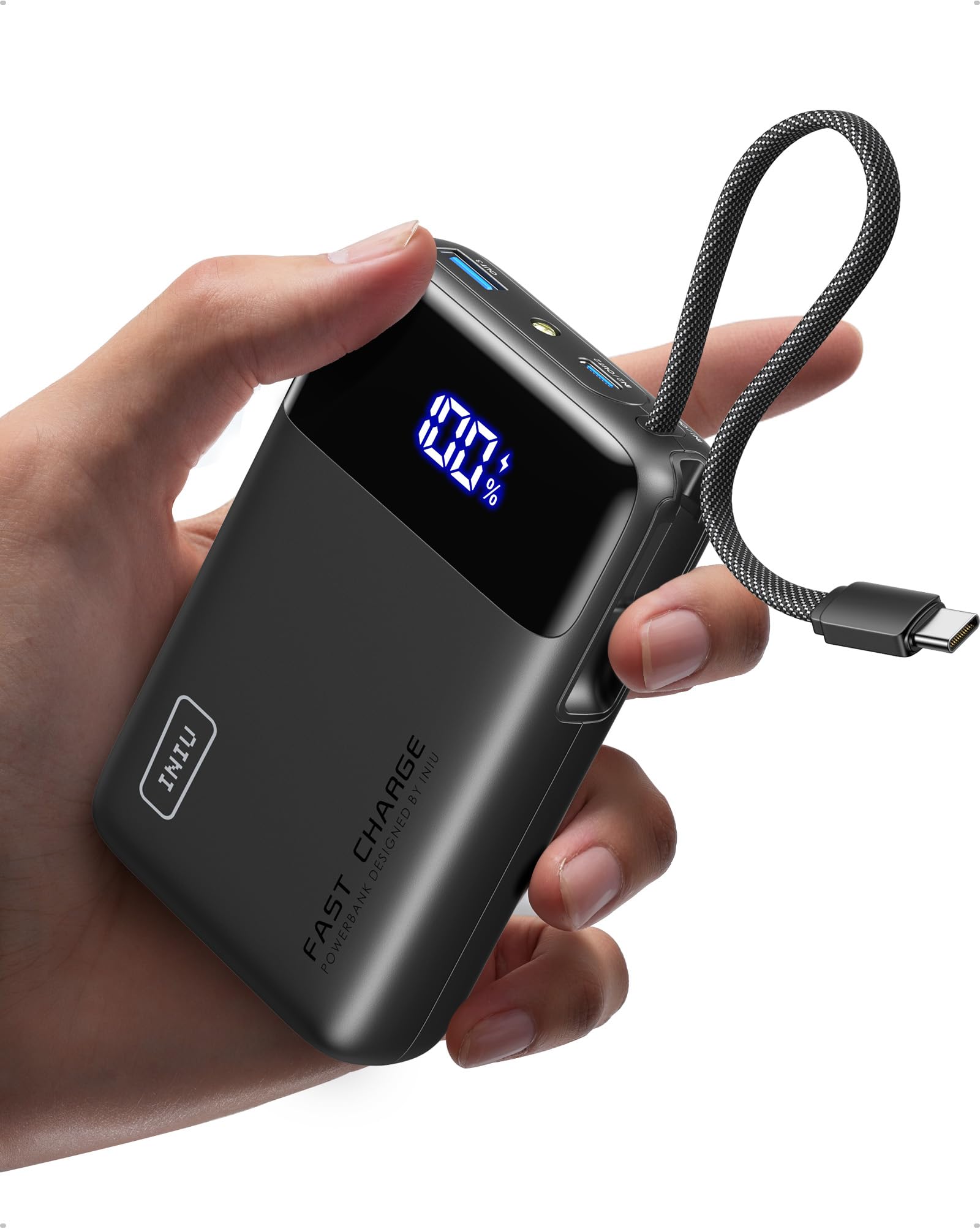 Batterie externe 20 000 mAh tenue en main, avec son câble USB-C intégré