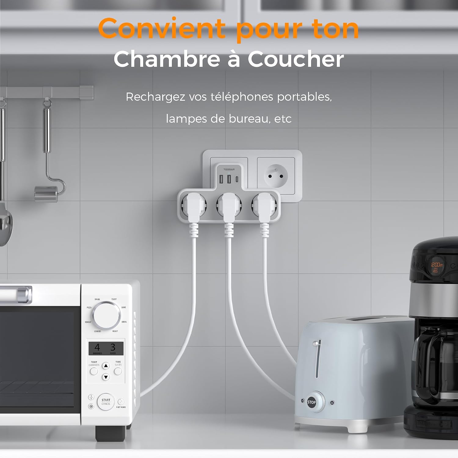Multiprise branchée dans une cuisine avec plusieurs appareils