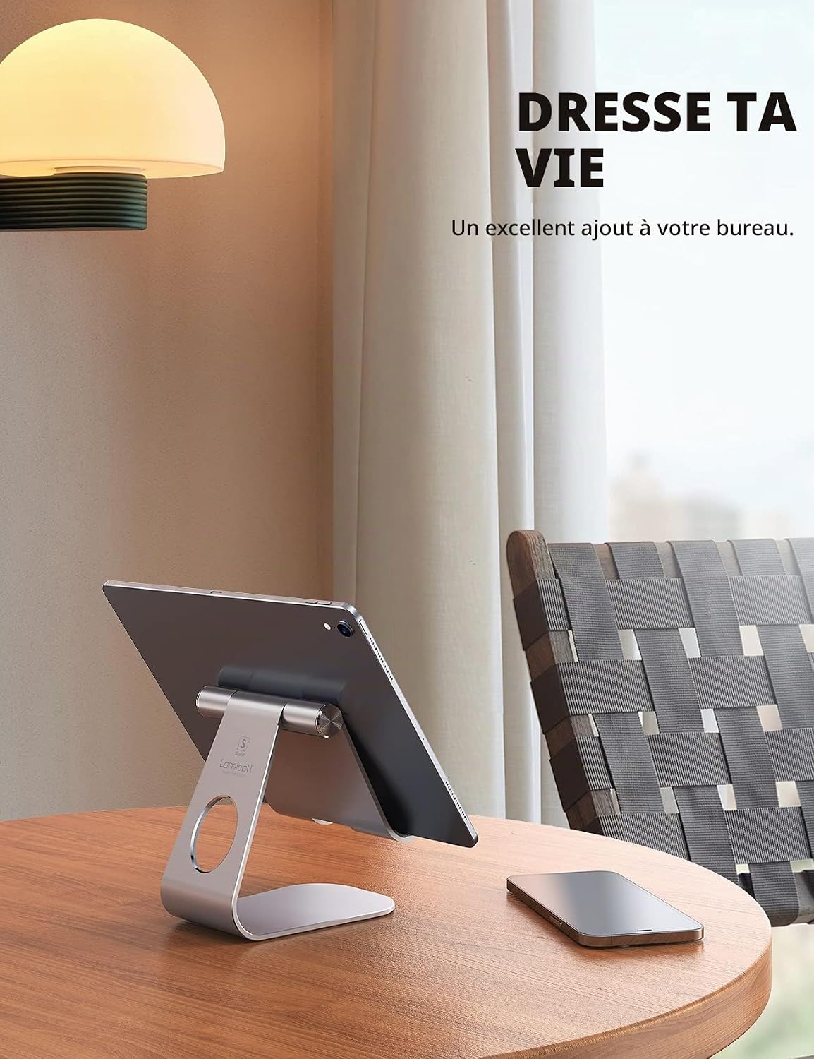 Support de tablette réglable posé sur une table près dune fenêtre