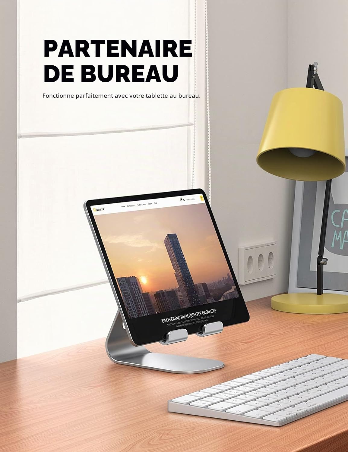 Tablette sur son support à côté dun clavier, au bureau