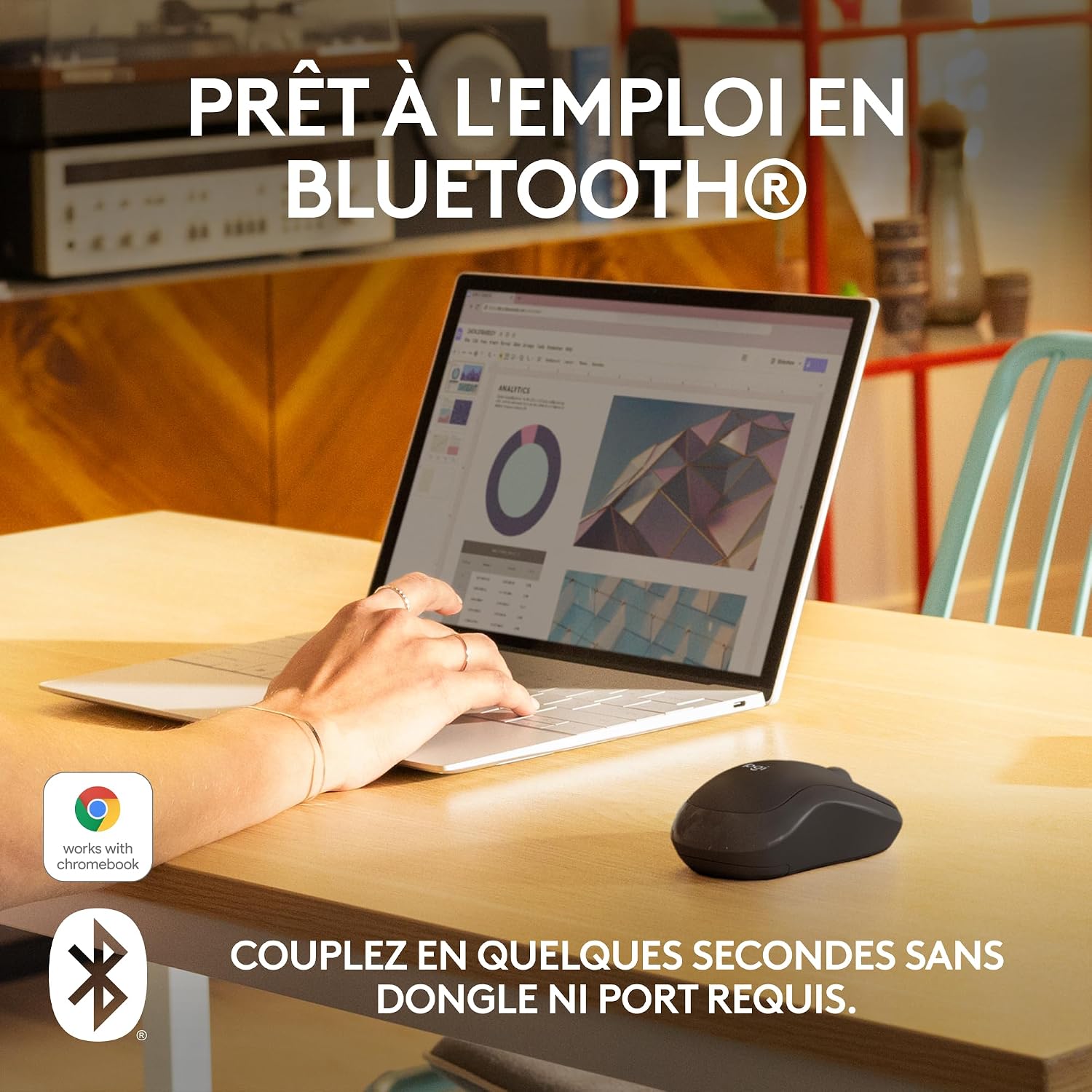 Souris prête à lemploi en Bluetooth à côté dun ordinateur portable