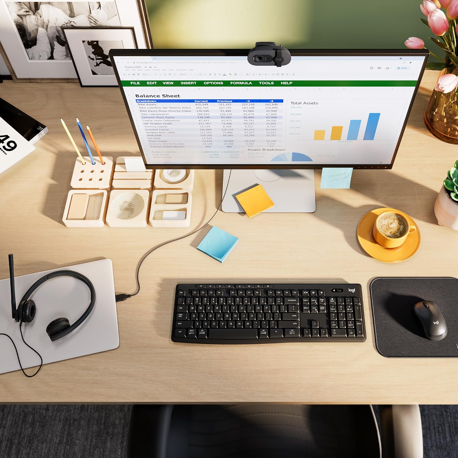 Souris utilisée sur un bureau avec un écran et un ordinateur