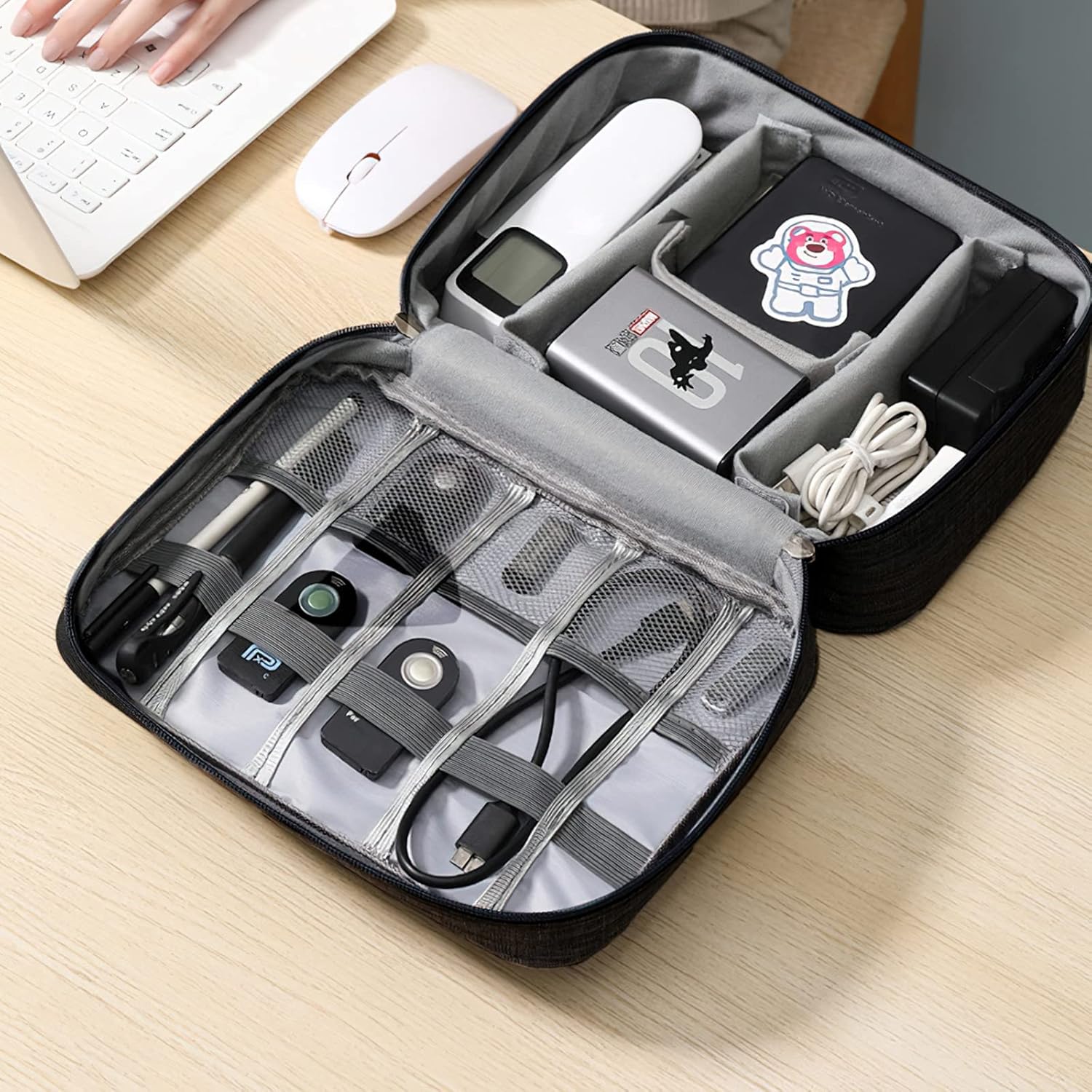 Trousse remplie de câbles, souris et chargeurs