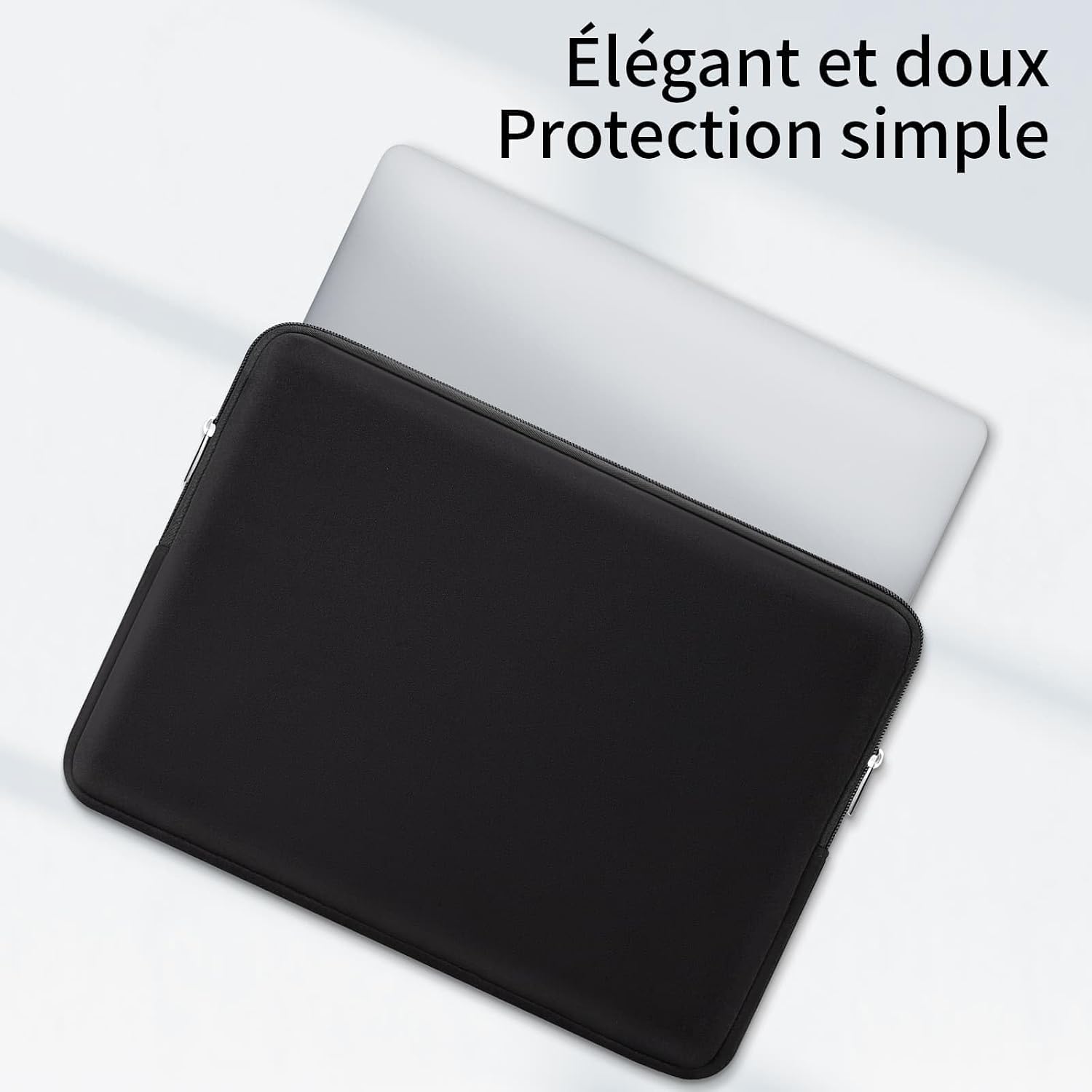 Ordinateur glissé dans la housse matelassée
