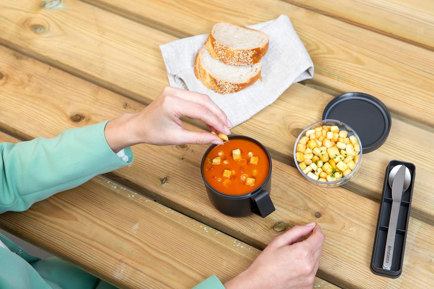 Couverts et boîte repas sortis pour déjeuner dehors