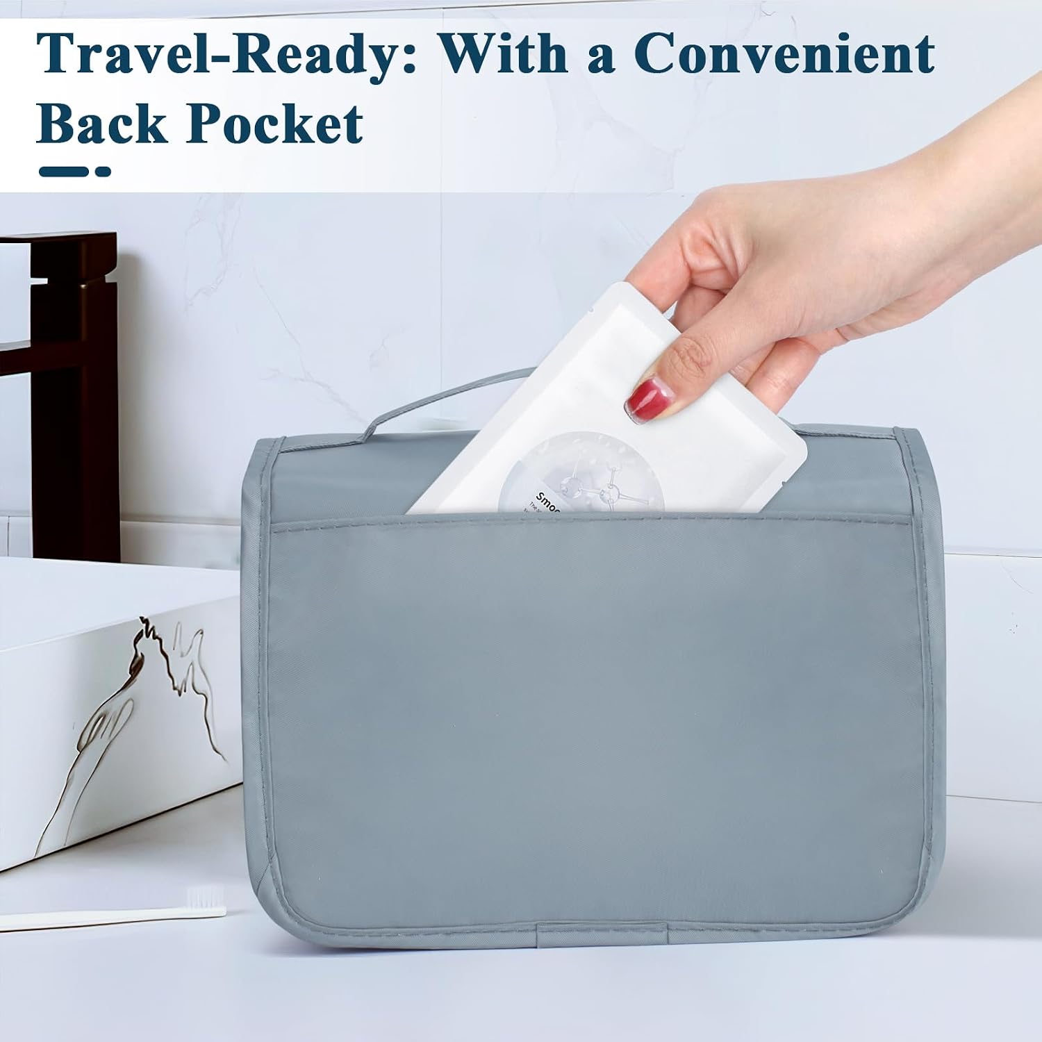 Poche arrière pratique de la trousse de toilette