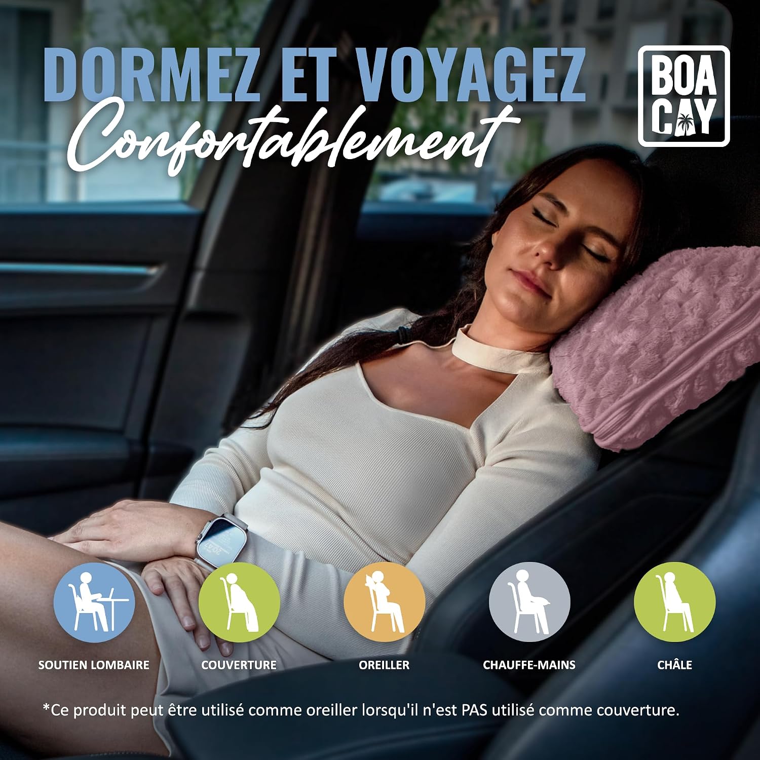 Voyageuse endormie dans le train avec la couverture et son oreiller