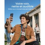 Homme téléphonant dans la rue avec les écouteurs P31i
