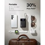 Batterie externe compacte posée à côté dun sac et dun téléphone