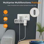Multiprise branchée au mur qui recharge un téléphone et une lampe