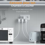 Multiprise branchée dans une cuisine avec plusieurs appareils