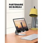 Tablette sur son support à côté dun clavier, au bureau
