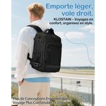 Voyageur portant le sac à dos cabine en bord de mer