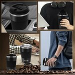 Mug emporté en déplacement et posé sur une table