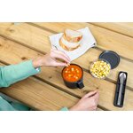 Couverts et boîte repas sortis pour déjeuner dehors