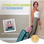 Couverture accrochée à la poignée dune valise