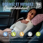 Voyageuse endormie dans le train avec la couverture et son oreiller