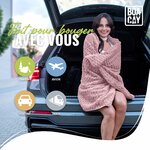 Voyageuse emmitouflée dans la couverture devant une voiture