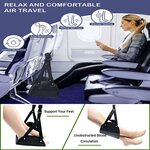 Voyageuse assise en avion, les pieds posés sur le hamac