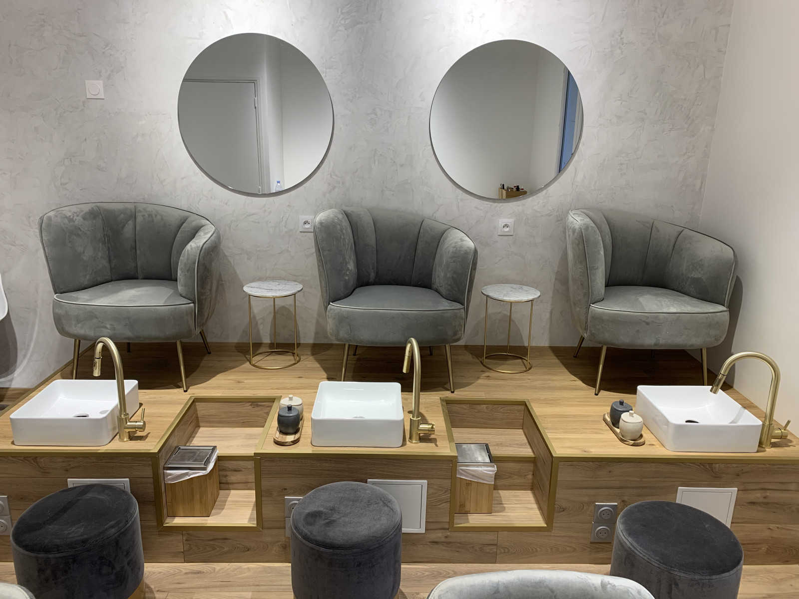Les fauteuils de pédicure du salon