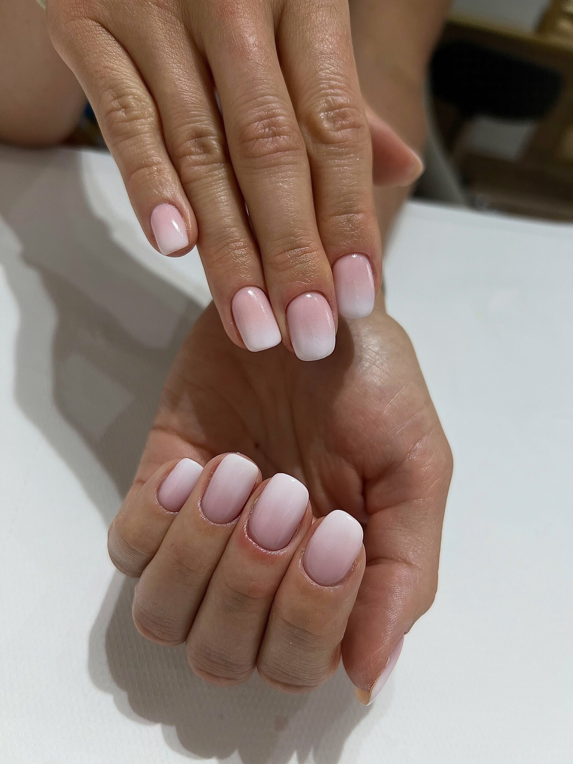 Manucure baby boomer réalisée chez ÉCI Nails