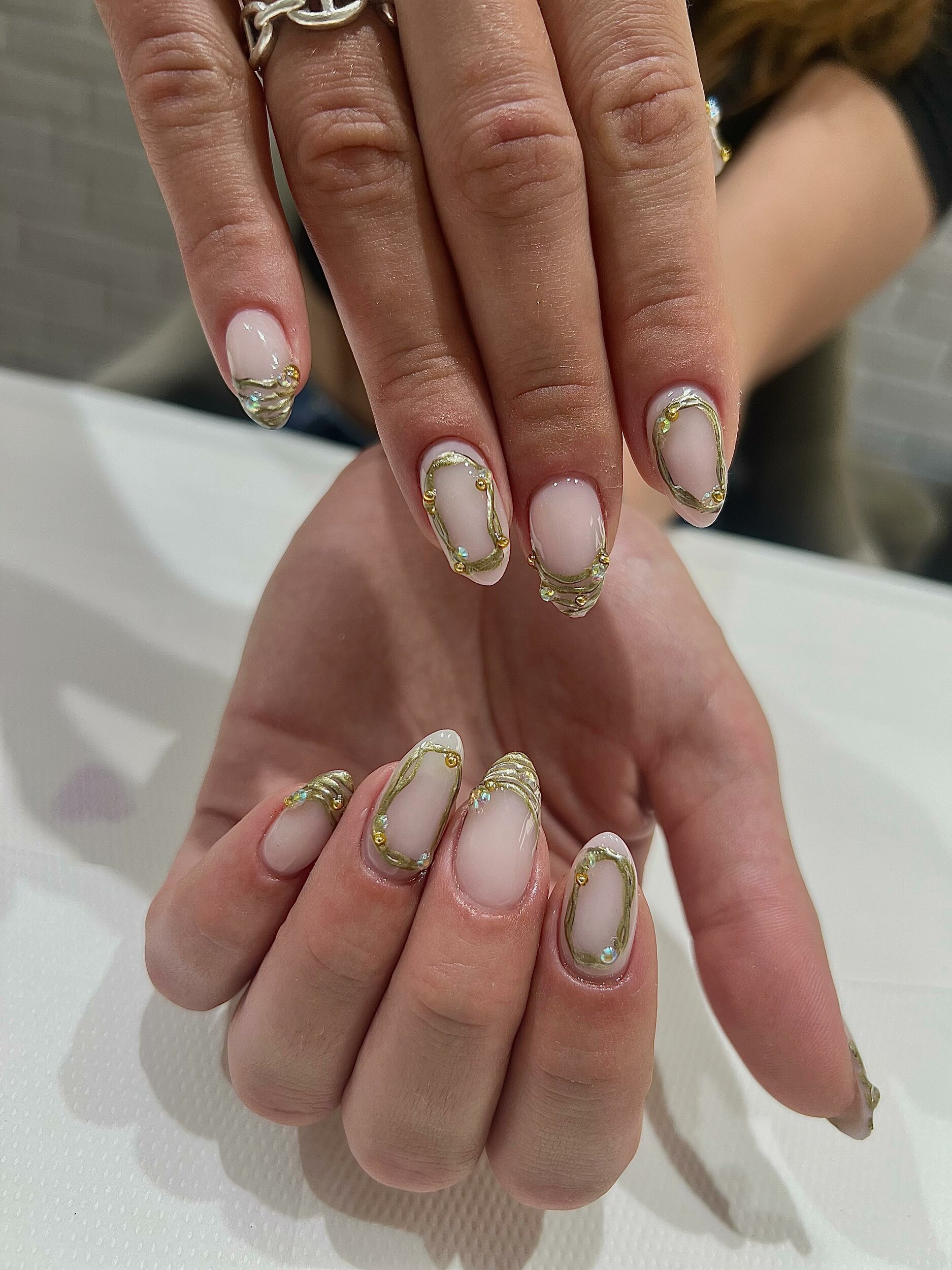 Old money nails, nude et détails dorés