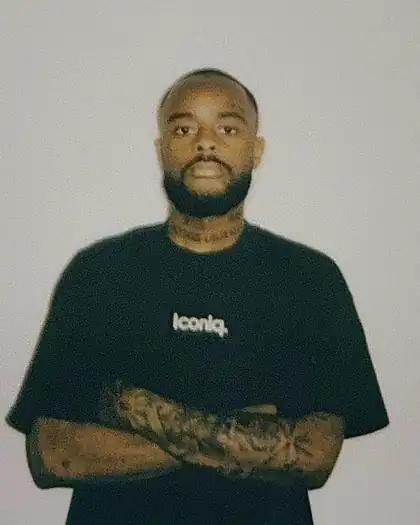 Patrick, fondateur du barbershop ICONIQ à Lyon, en t-shirt ICONIQ