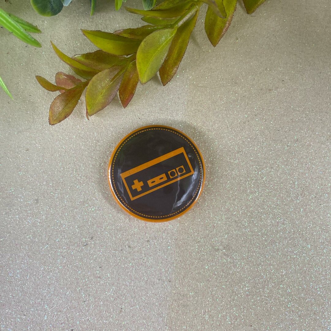 Badge Broche Pin Console 37mm - Fabrication Artisanale En France - Modèles Manette De Jeu Vidéo