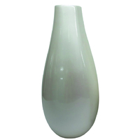 Vase en céramique bombé, blanc nacré
