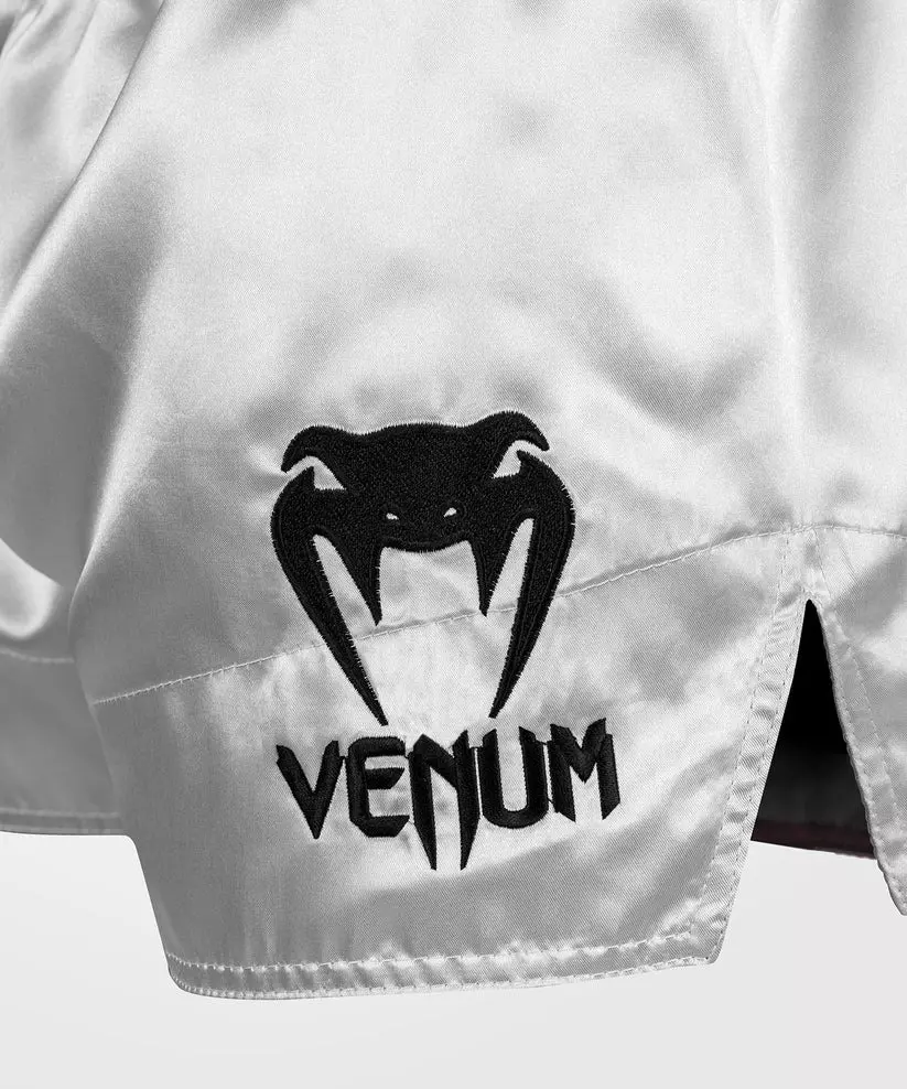 short-de-boxe-thai-venum-argent-noir-classic