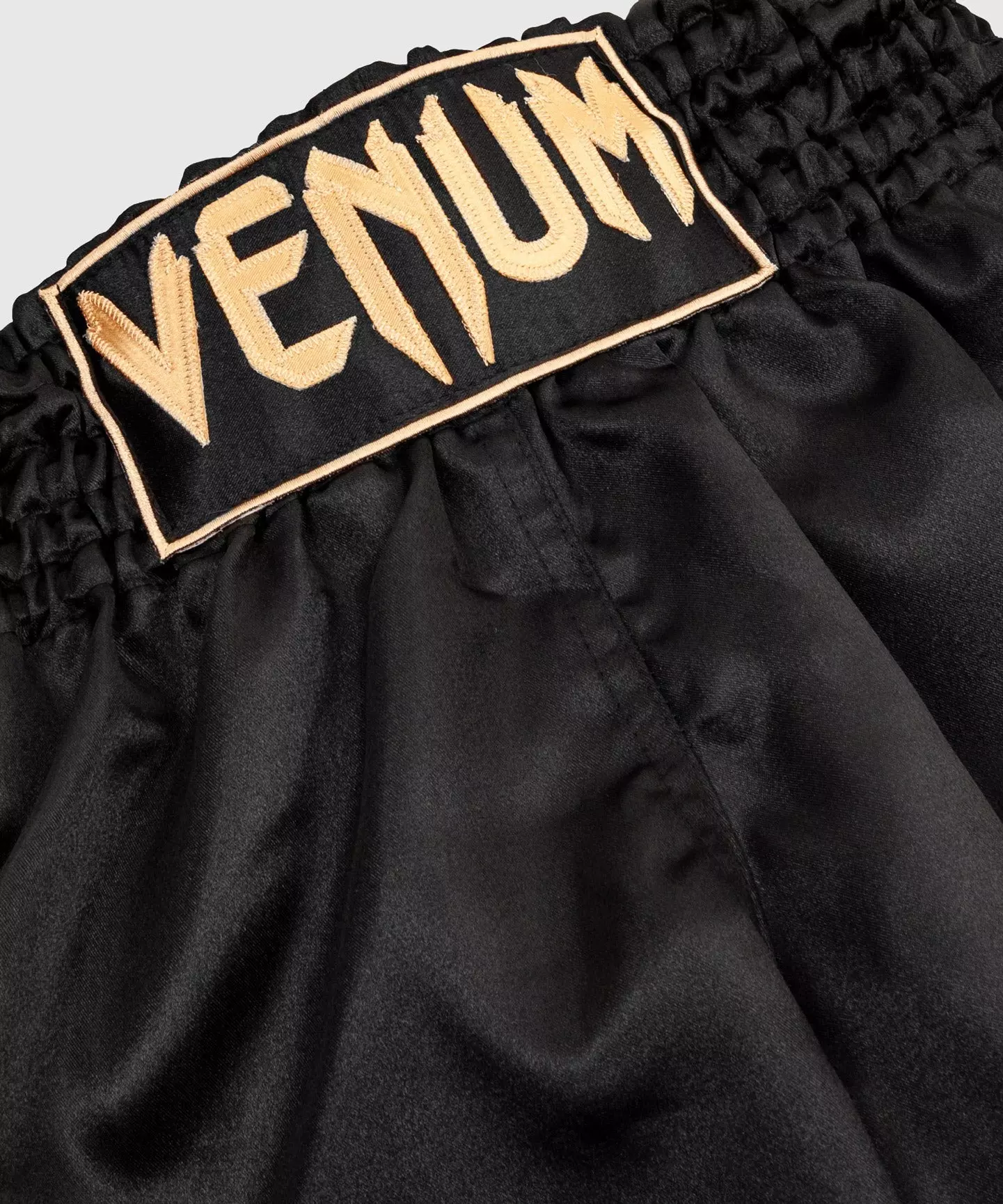 short-de-boxe-thai-classic-venum-noir-or