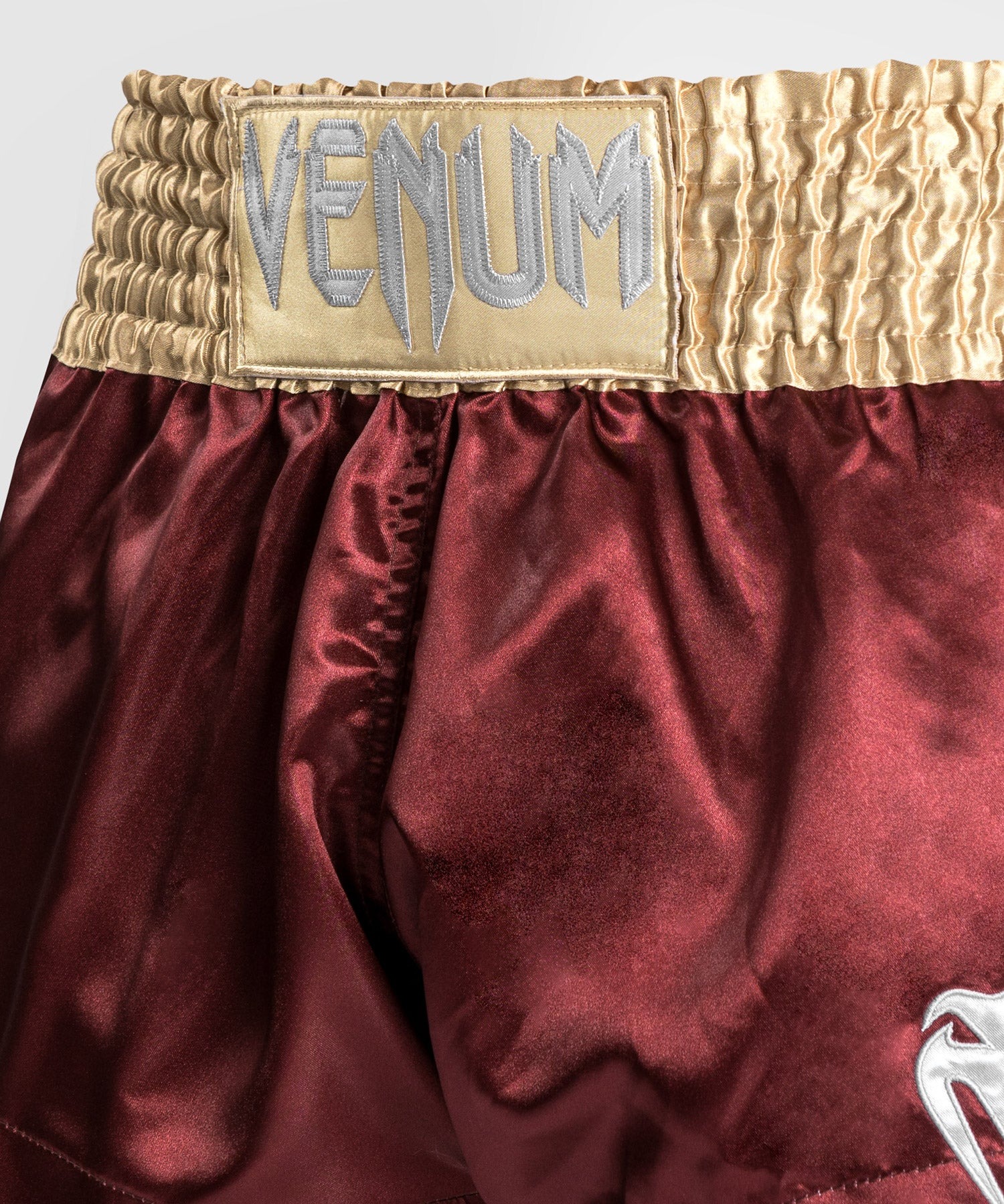 short-venum-de-boxe-thai-bordeau-or