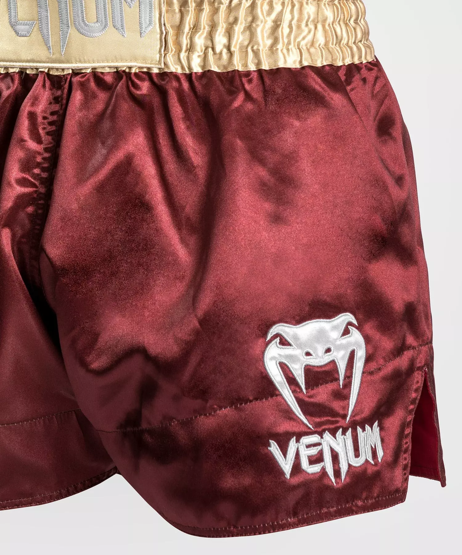 short-venum-boxe-thai-bordeau-or