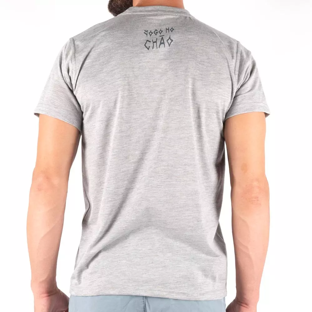 t-shirt-boa-jogo-no-chao