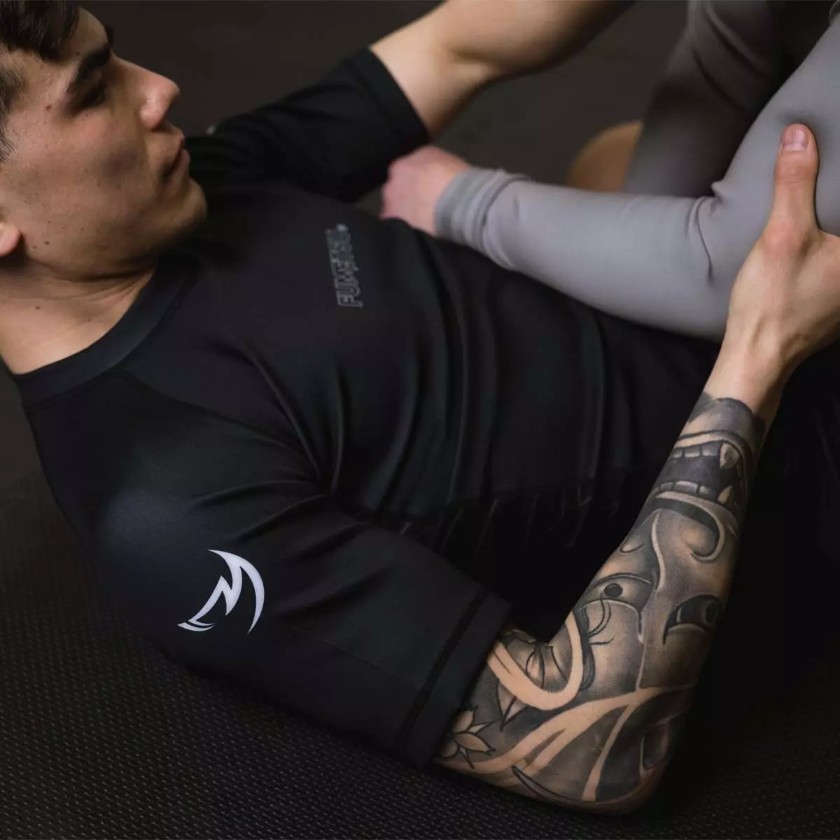 rashguard-fumetsu-manches-courte-icon-noir