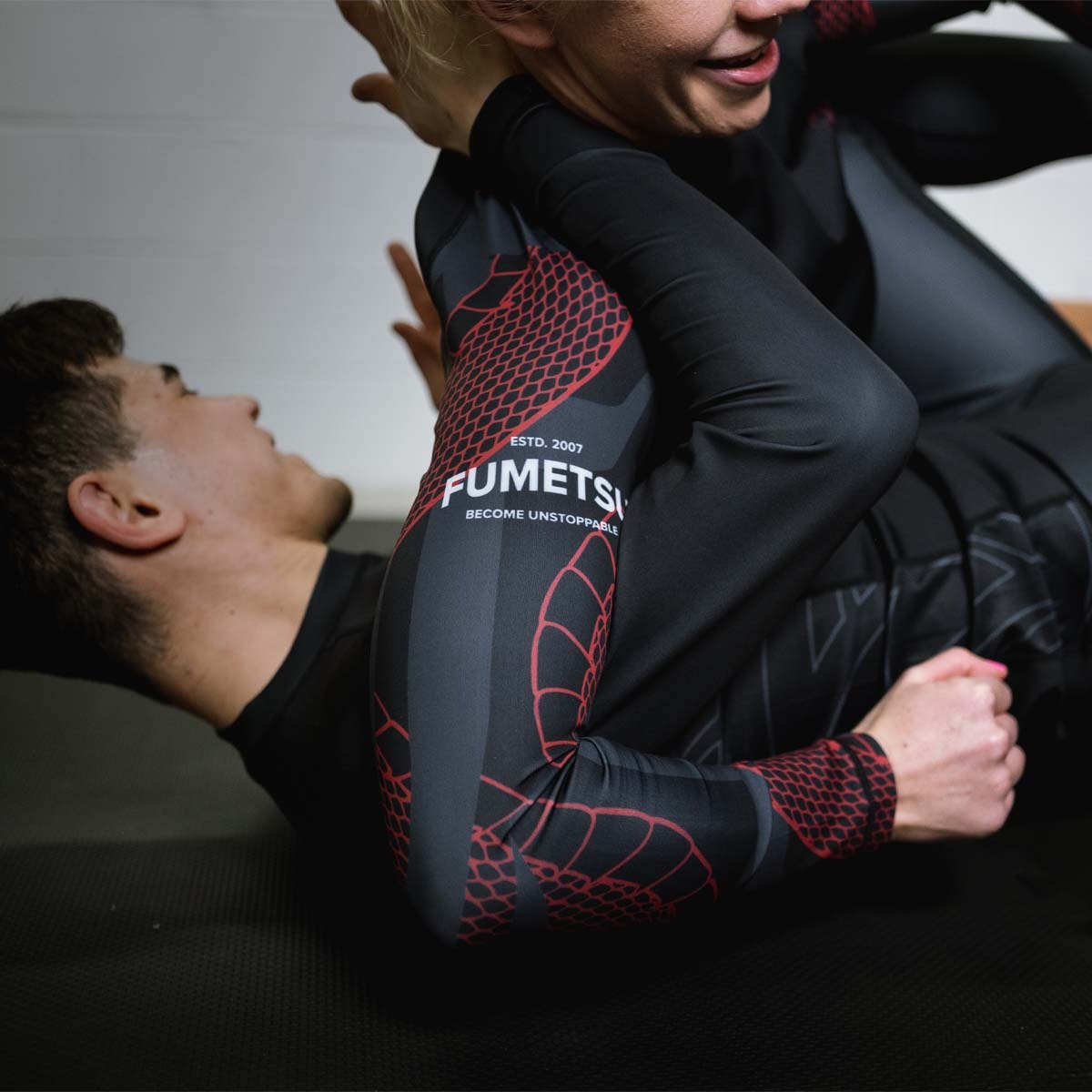 rashguard-fumetsu-manches-longues-anaconda-noir-rouge