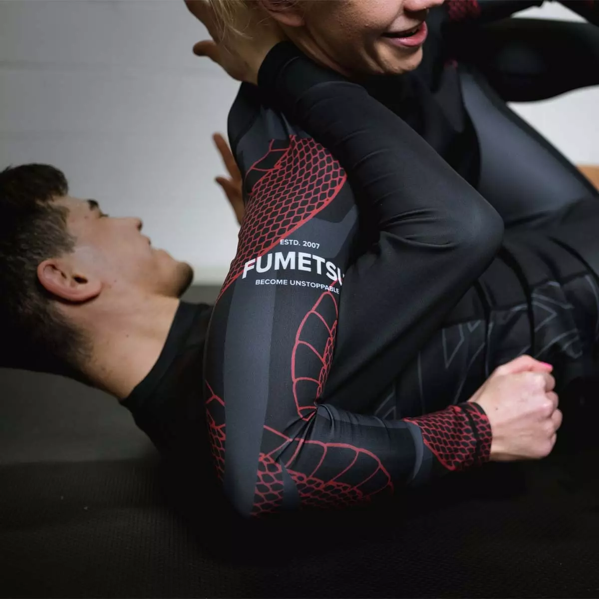 rashguard-fumetsu-manches-longues-anaconda-noir-rouge