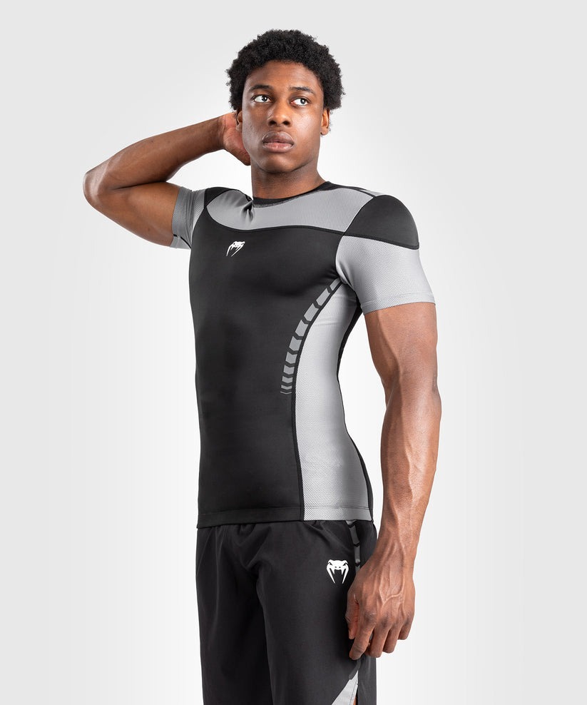 rashguard-manches-courtes-homme-venum-tempest-noir-gris