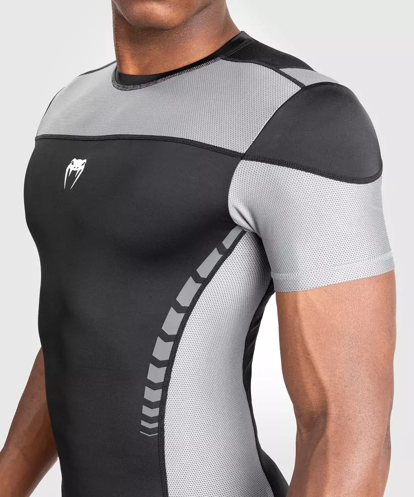 rashguard-manche-courte-homme-venum-tempest-noir-gris