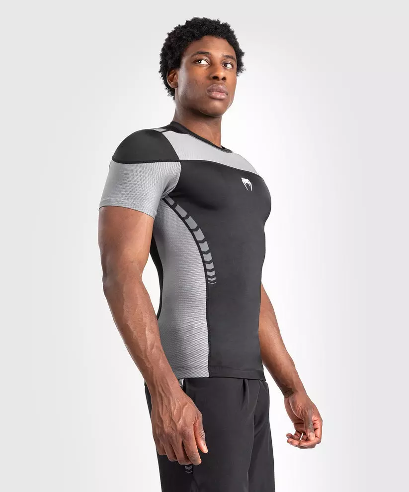 rashguard-manche-courtes-homme-venum-tempest-noir-gris