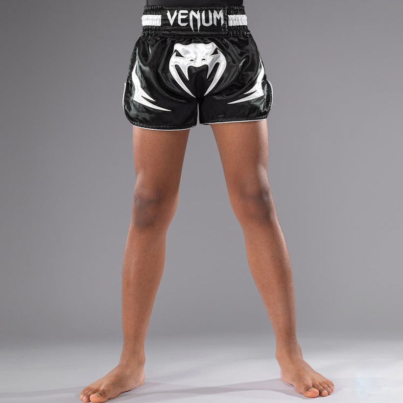 short-de-boxe-thai-enfant-venum-inferno-noir-blanc