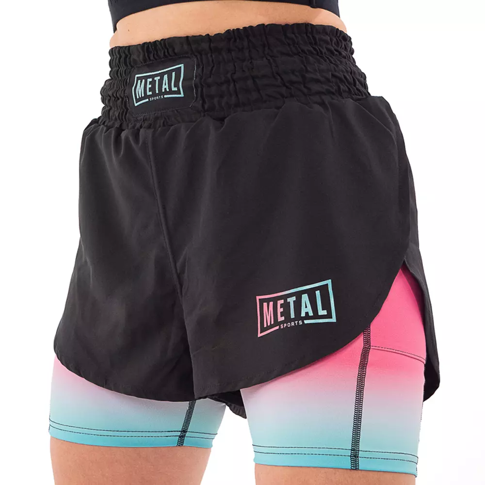 Portrait en studio de jeune femme athlétique belle en tenue de sport noire sur fond gris, femme