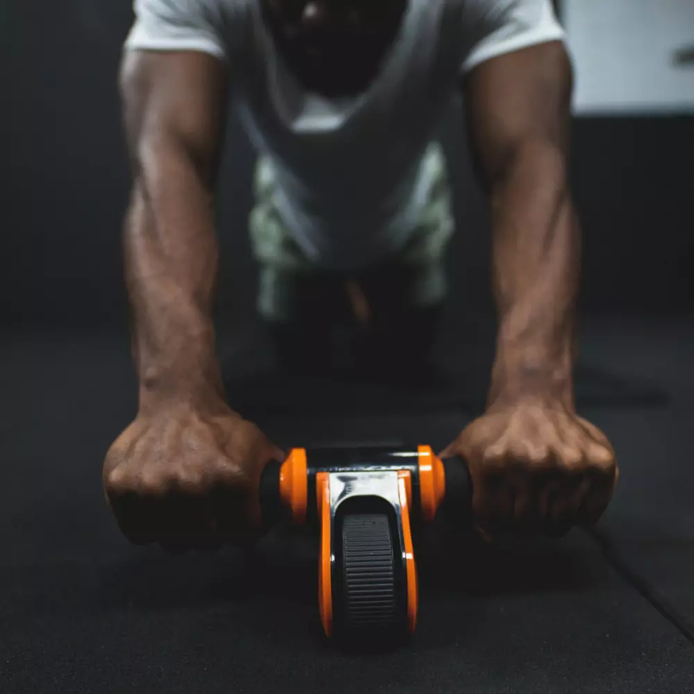 ab-roller-sveltus-noir-abdos