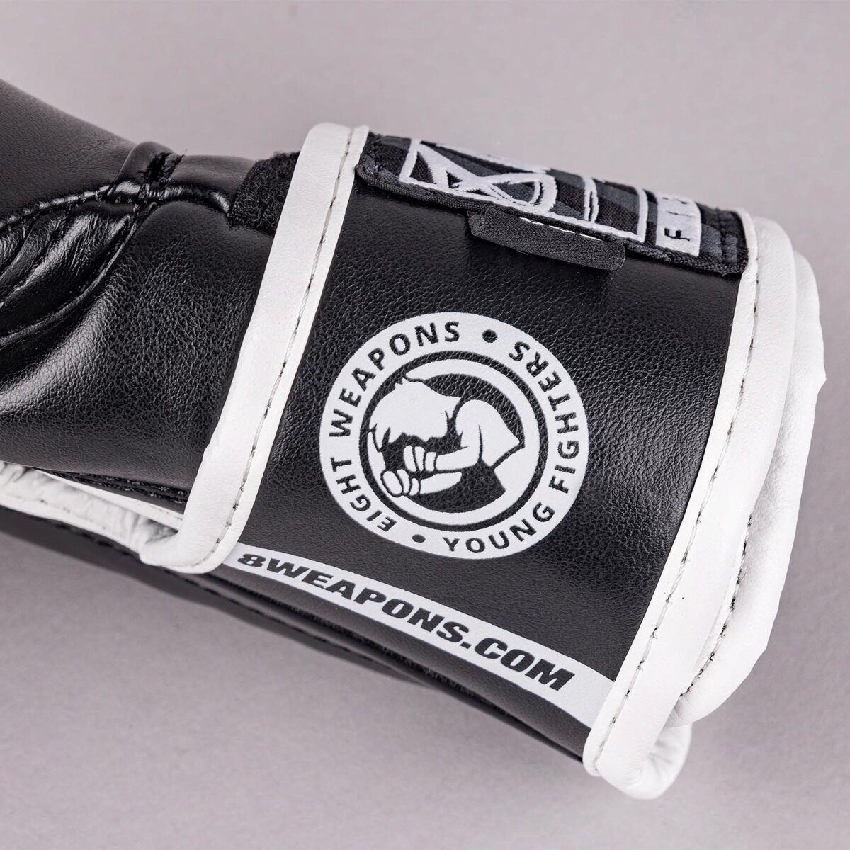 gant-de-boxe-8weapon-enfant-noir-blanc