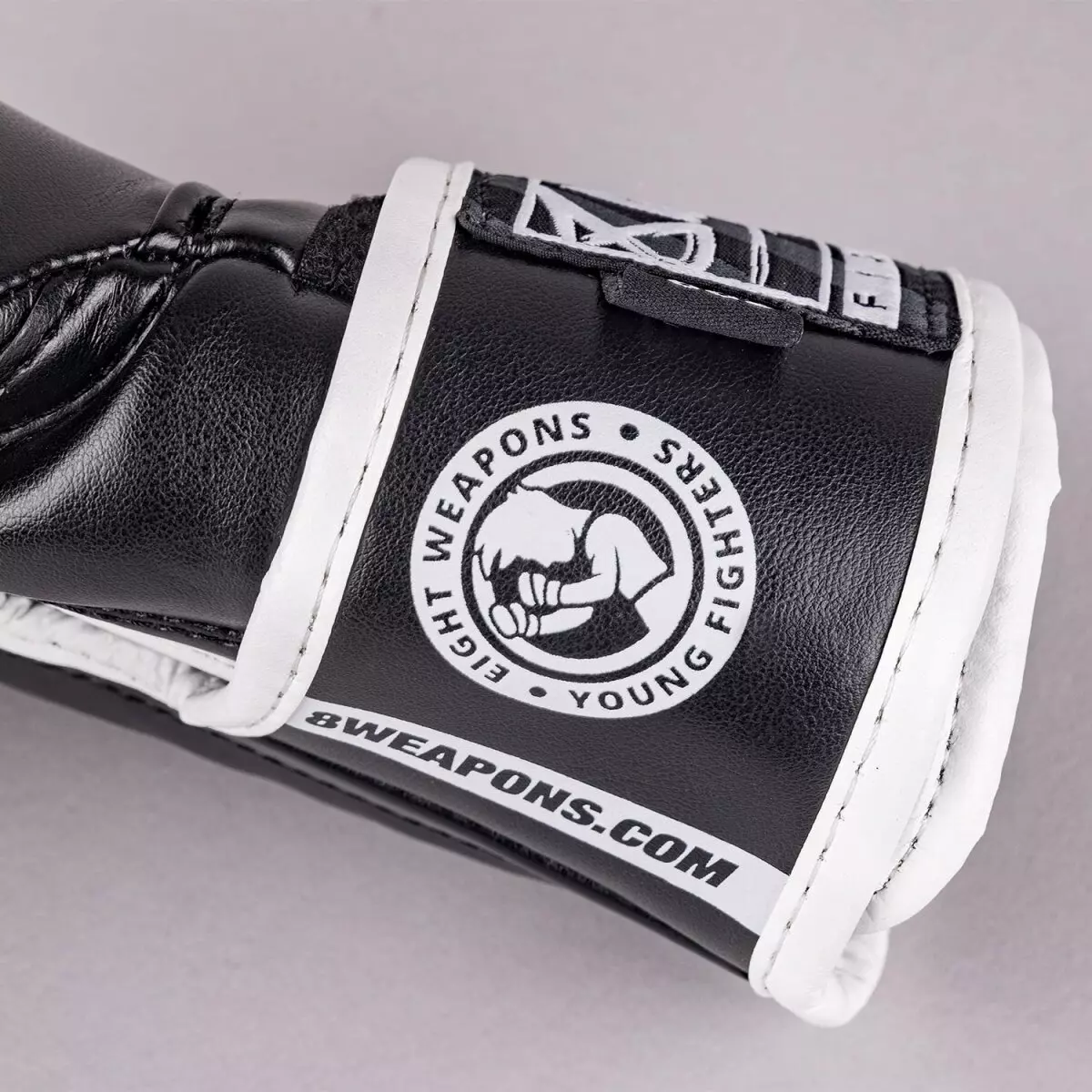 gant-de-boxe-8weapon-enfant-noir-blanc