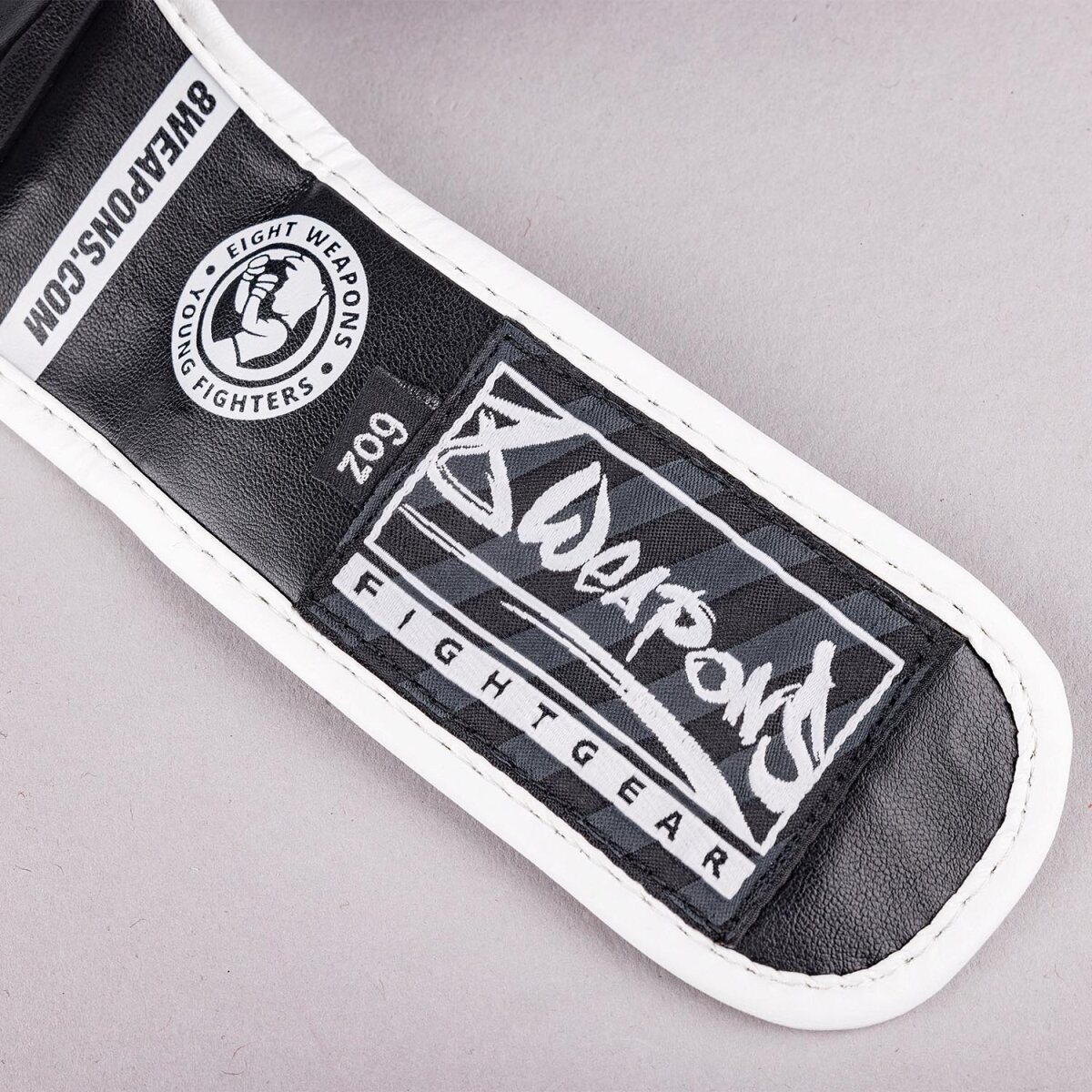 gants-de-boxe-8weapons-enfant-noir-blanc