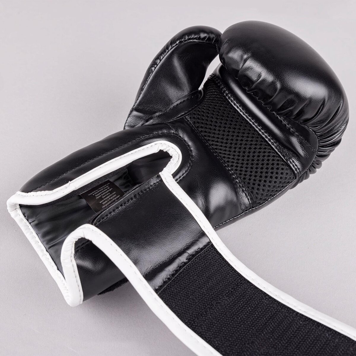 gant-de-boxe-8-weapons-enfant-noir-blanc